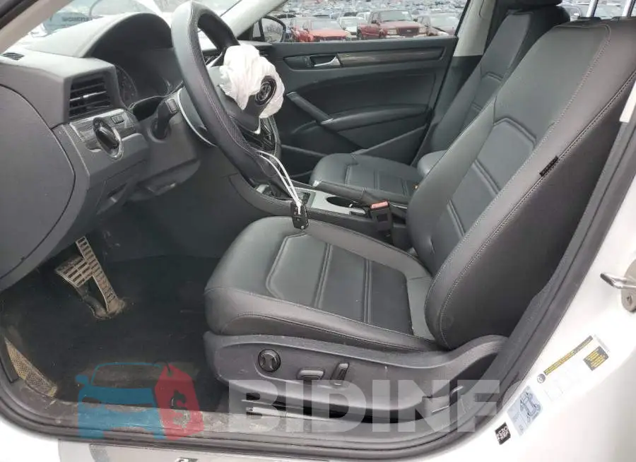 1VWMA7A32LC017821 Photo# 7