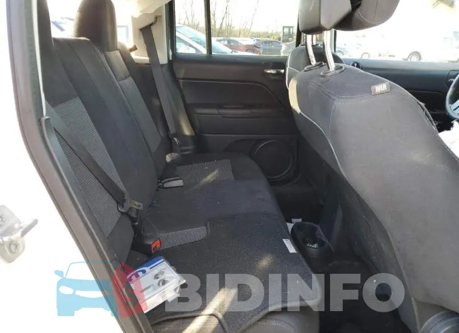 1C4NJPBAXFD318792 Photo# 11