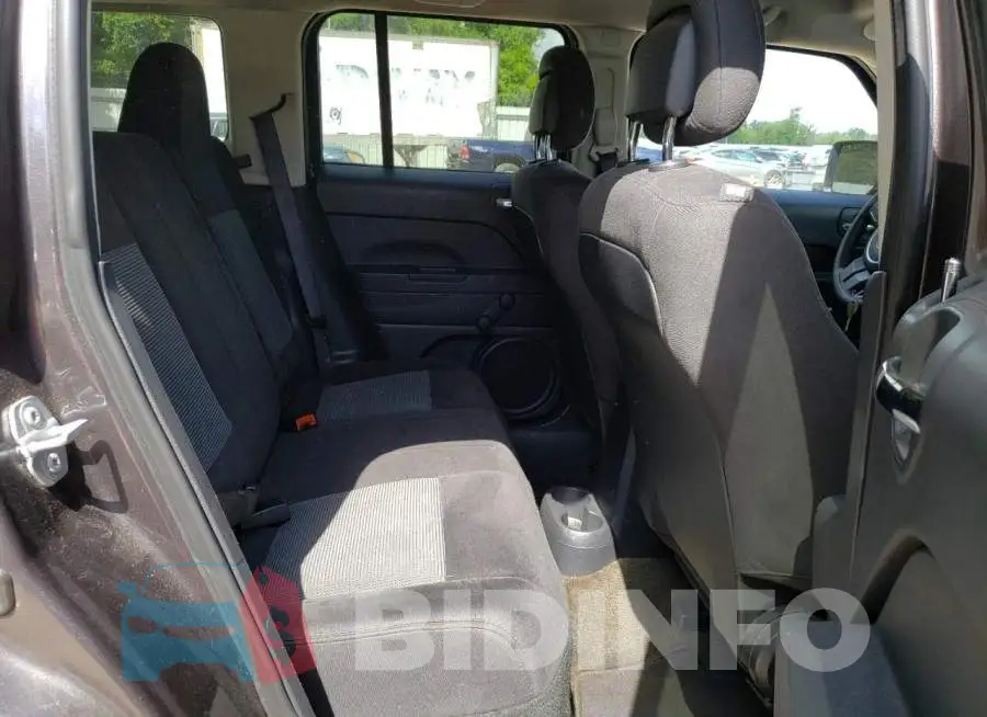 1C4NJPBBXGD789979 Photo# 10