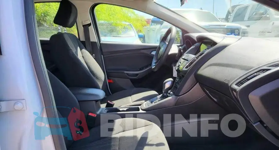 1FADP3M26HL303469 Photo# 5