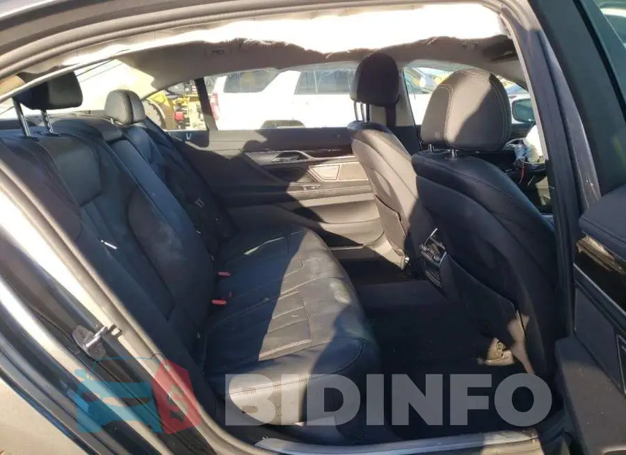 WBA7E2C56KB217902 Photo# 10
