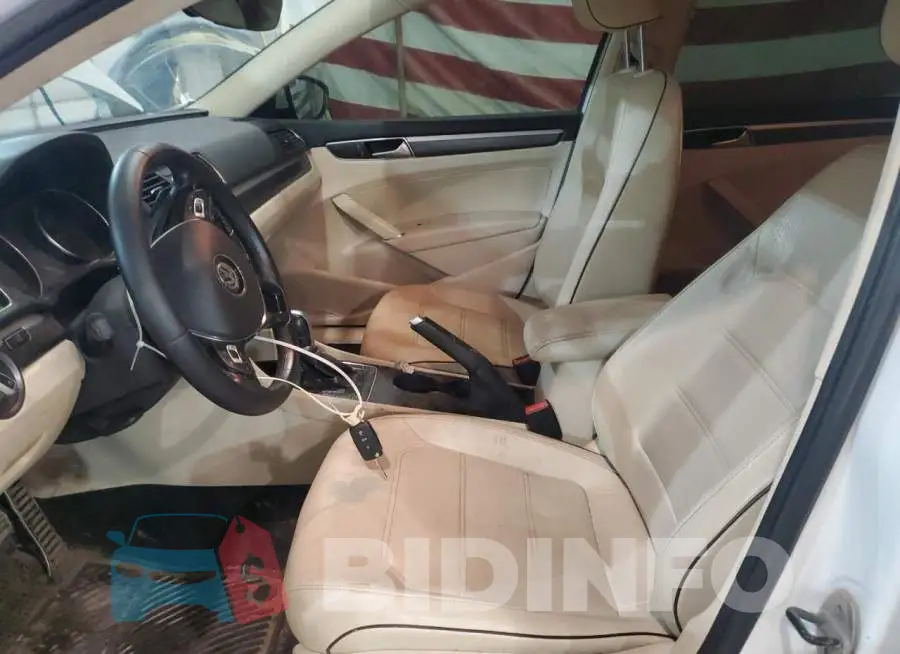 1VWDT7A38HC000717 Photo# 7