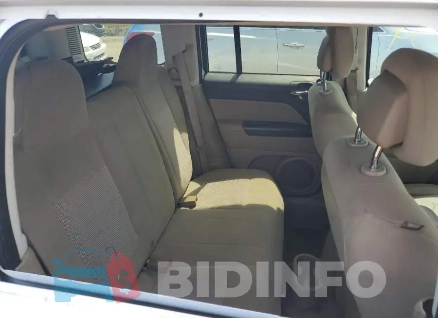 1C4NJPBB9GD554621 Photo# 11