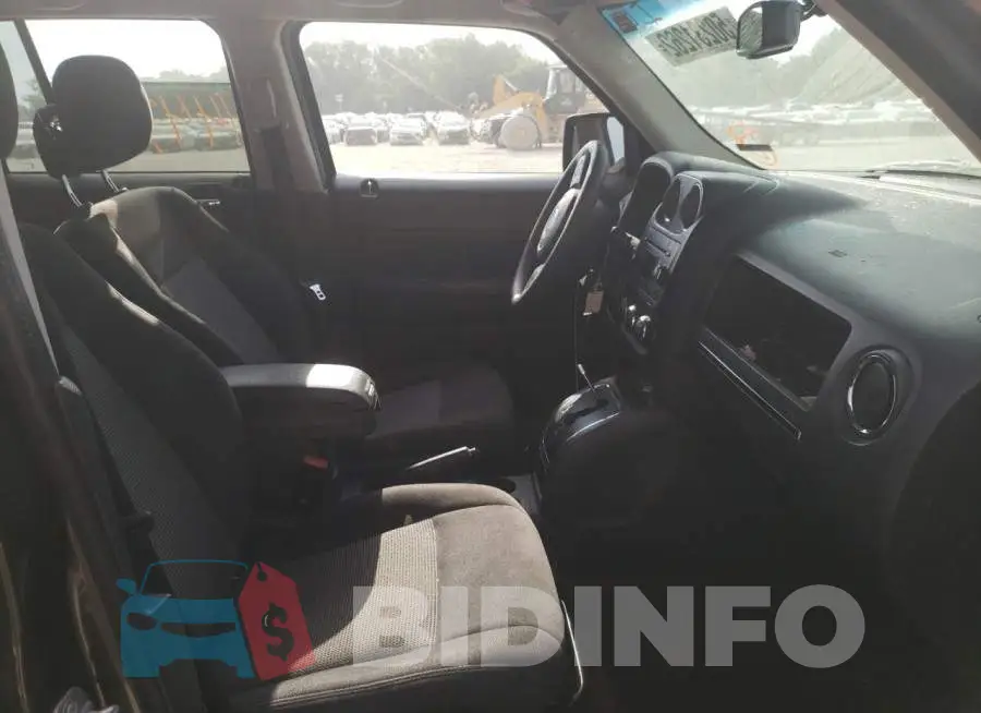 1C4NJPBB9GD561858 Photo# 5