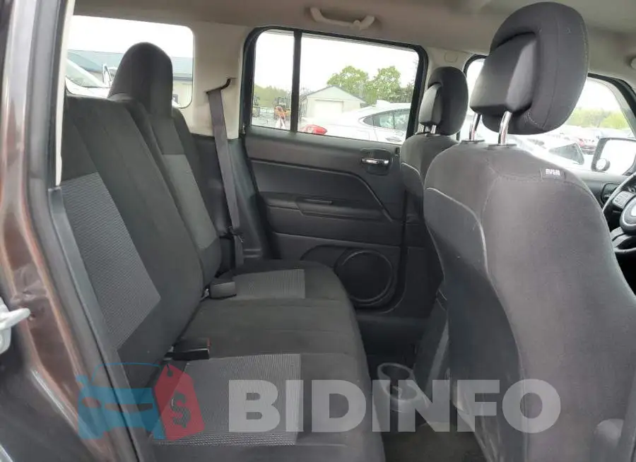 1C4NJPFB5GD749108 Photo# 10