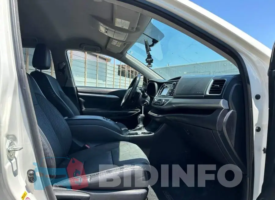 5TDZKRFH3FS063411 Photo# 5