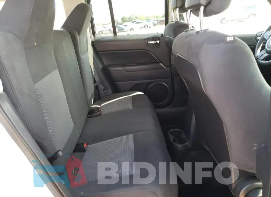 1C4NJPFB7GD527587 Photo# 10
