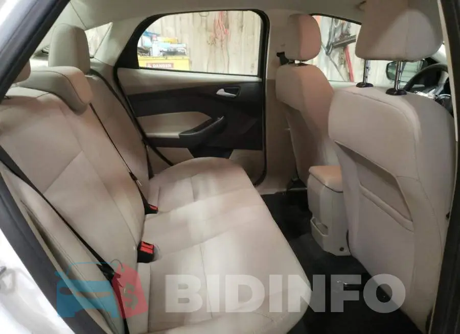 1FADP3F2XJL269264 Photo# 10