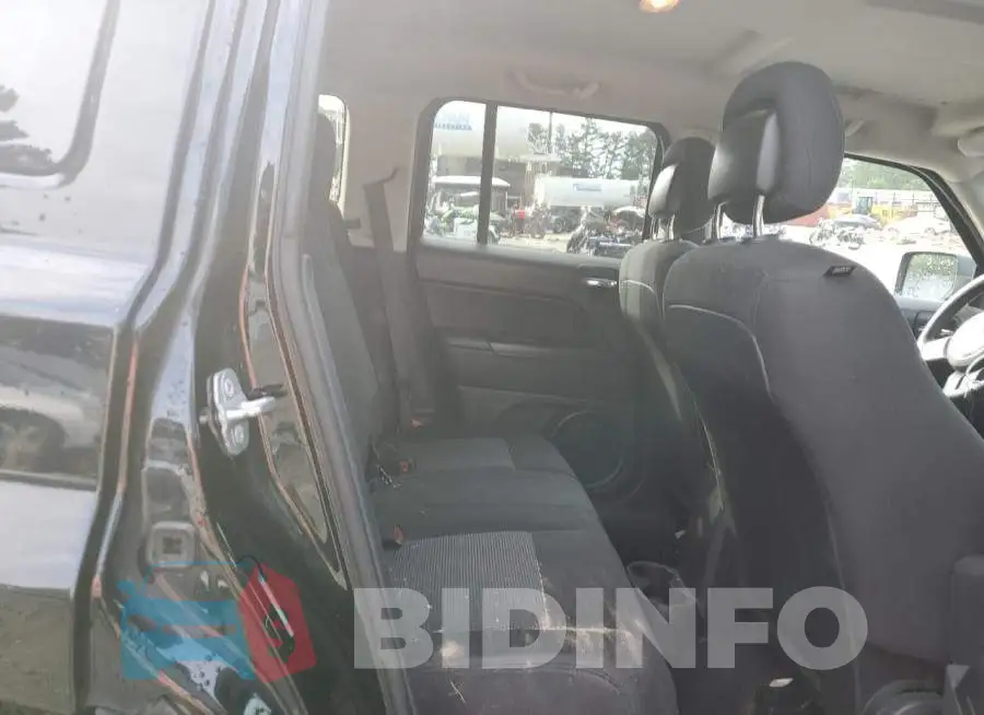 1C4NJRBBXED765917 Photo# 6