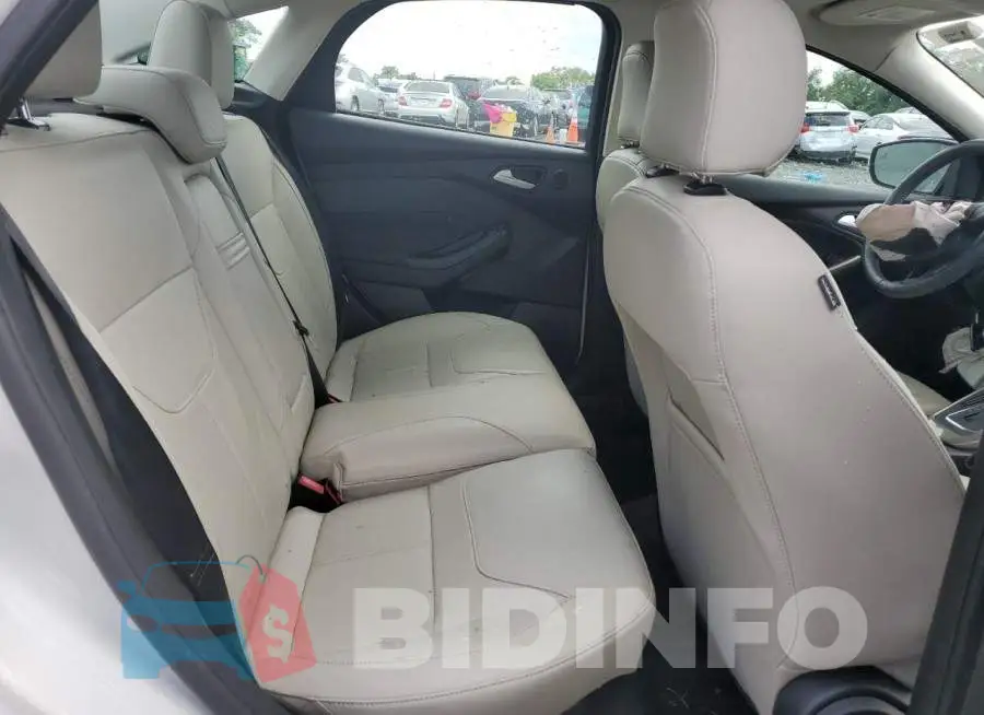 1FADP3J27GL242068 Photo# 10
