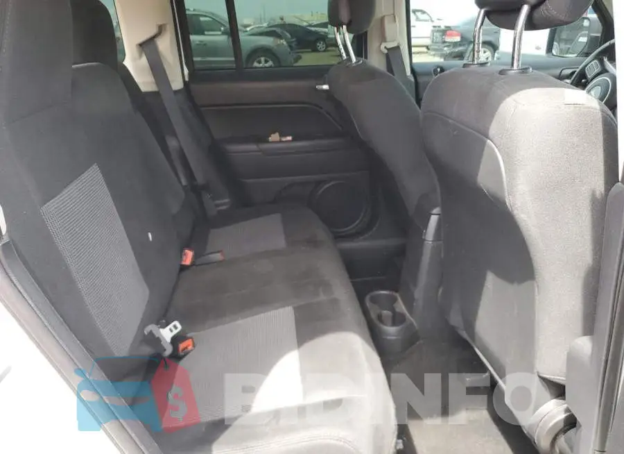 1C4NJPFB8FD203725 Photo# 10