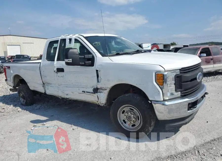 1FT7X2BT1HED91882 Photo# 4