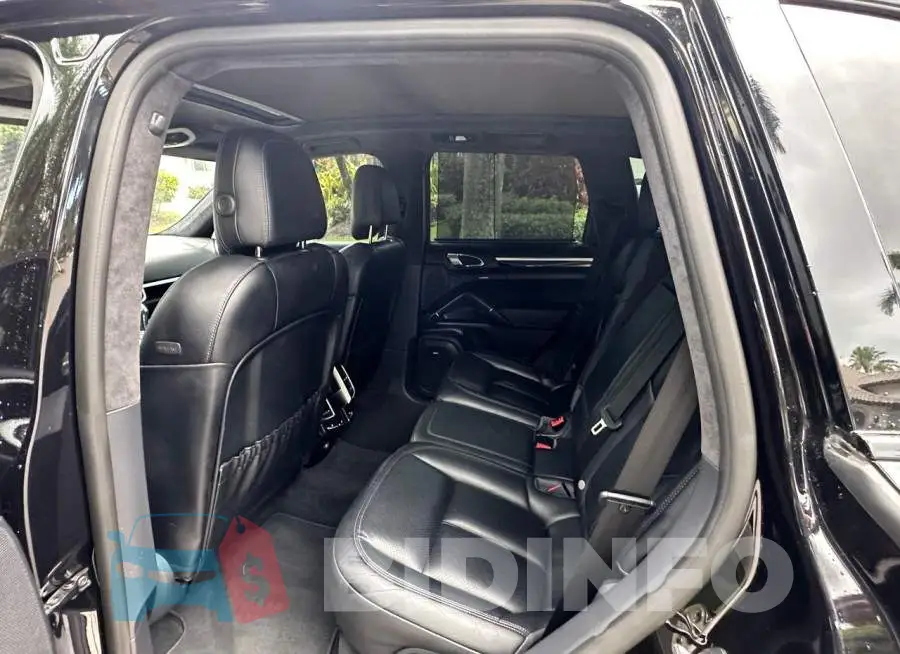 WP1AC2A29HLA92676 Photo# 6