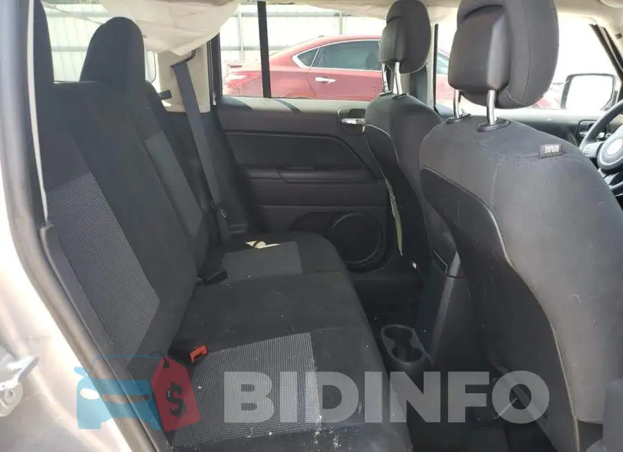 1C4NJPBBXGD563067 Photo# 11