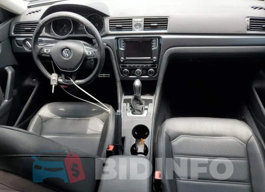 1VWDT7A38HC070038 Photo# 8