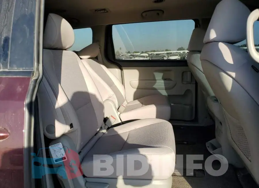 KNDMB5C1XH6221465 Photo# 11