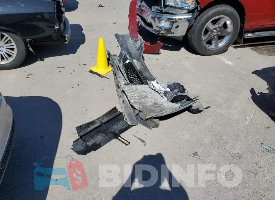 1FADP3E28JL269832 Photo# 12