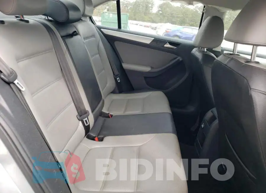 3VW637AJ2GM234937 Photo# 10