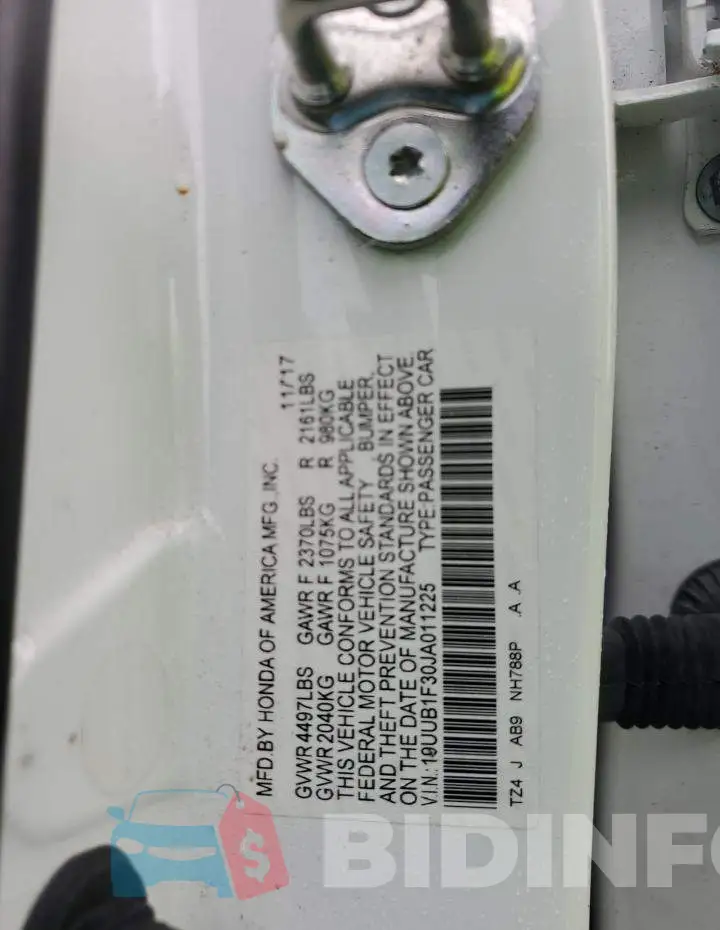 19UUB1F30JA011225 Photo# 13