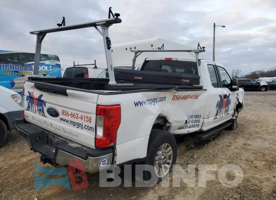 1FT7X2B68JEB24805 Photo# 3