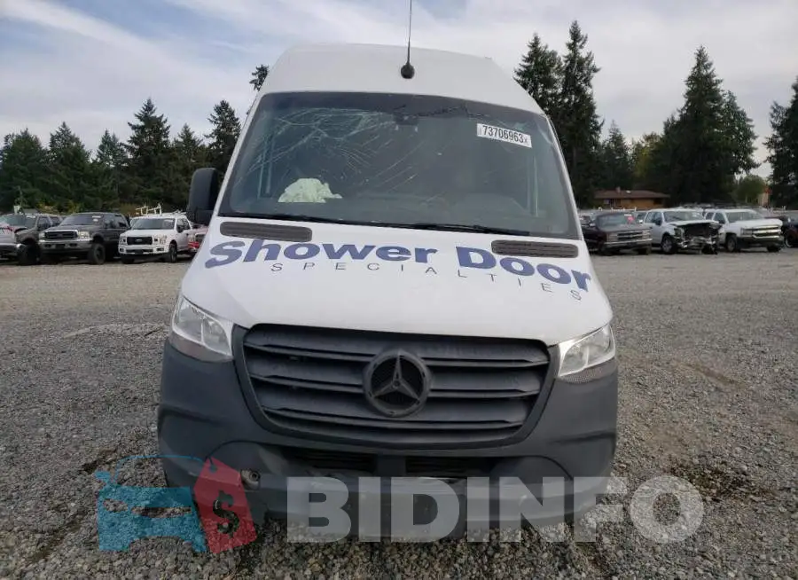 WD3PF0CD3KP166710 Photo# 5