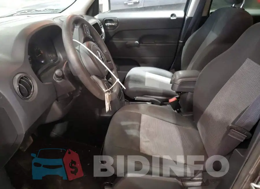 1C4NJRBBXGD581046 Photo# 7