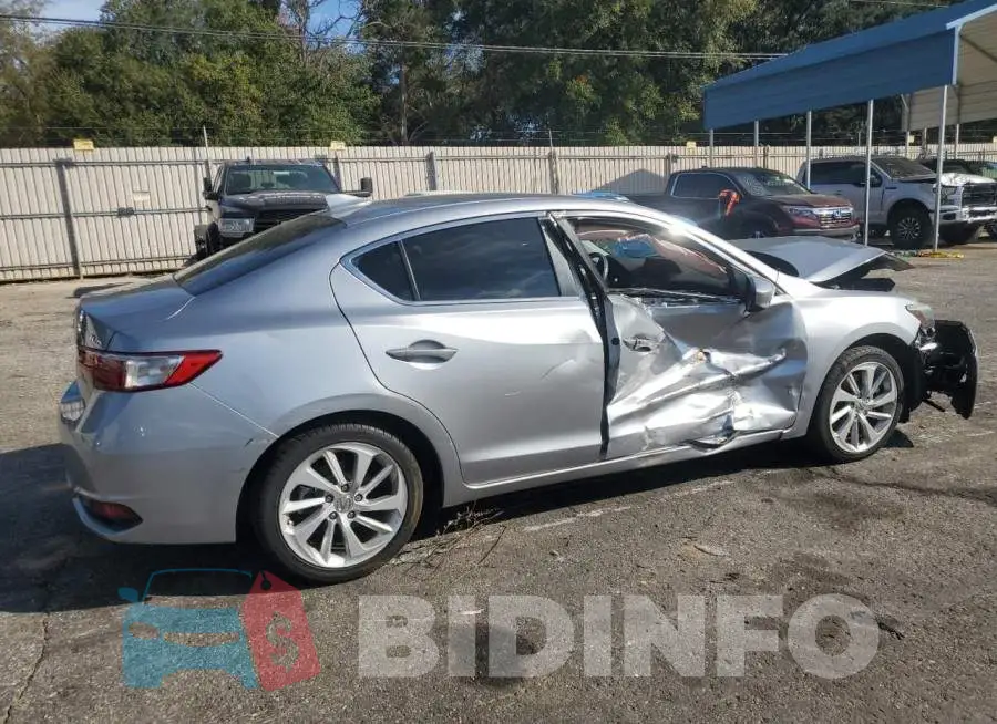 19UDE2F35JA007622 Photo# 3