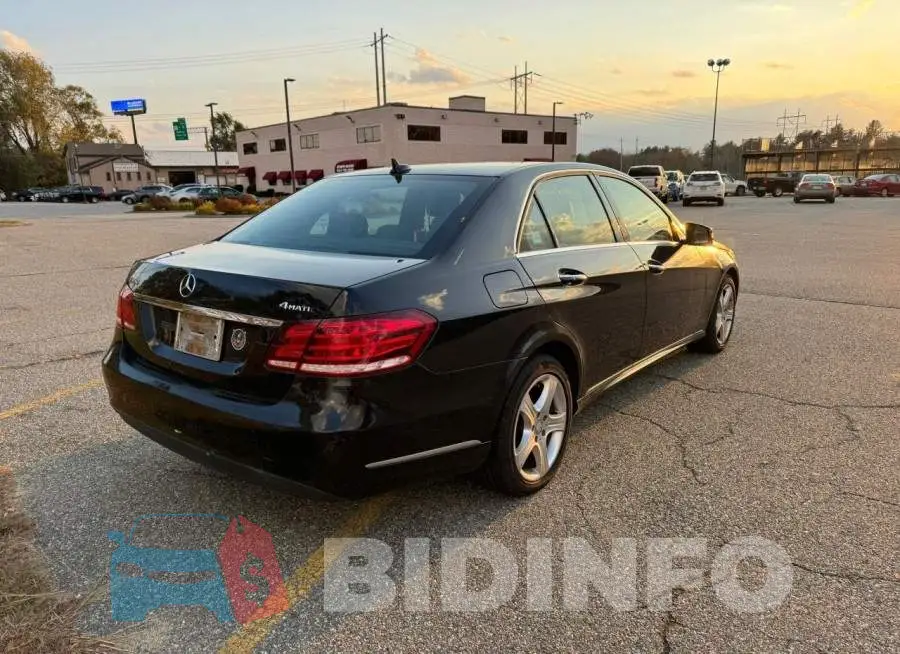 WDDHF8JB2FB084471 Photo# 4