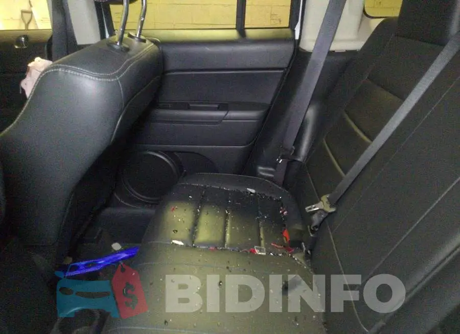 1C4NJRFB8FD412958 Photo# 8