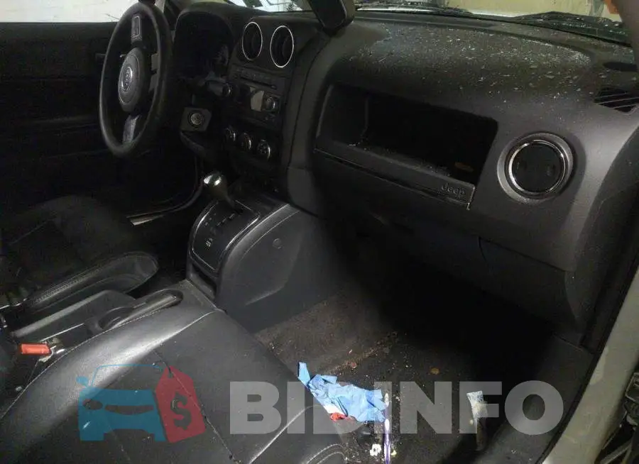 1C4NJRFB8FD412958 Photo# 5