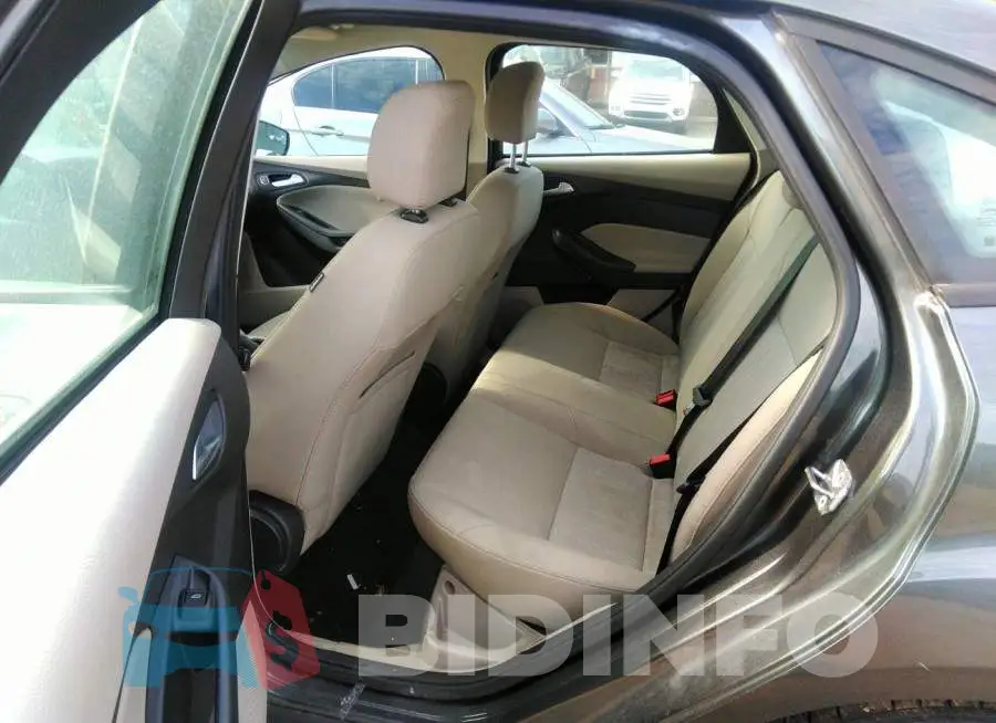 1FADP3F23GL272547 Photo# 8
