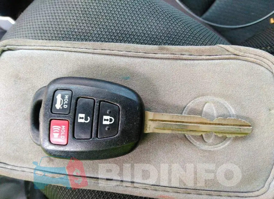 2T1BURHE5JC992158 Photo# 11