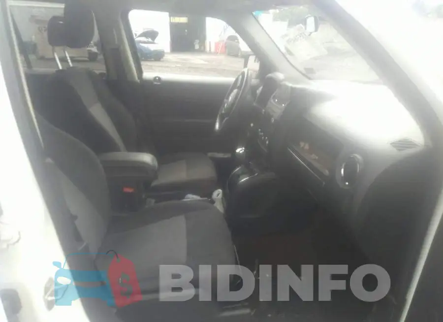 1C4NJPBBXFD317912 Photo# 5