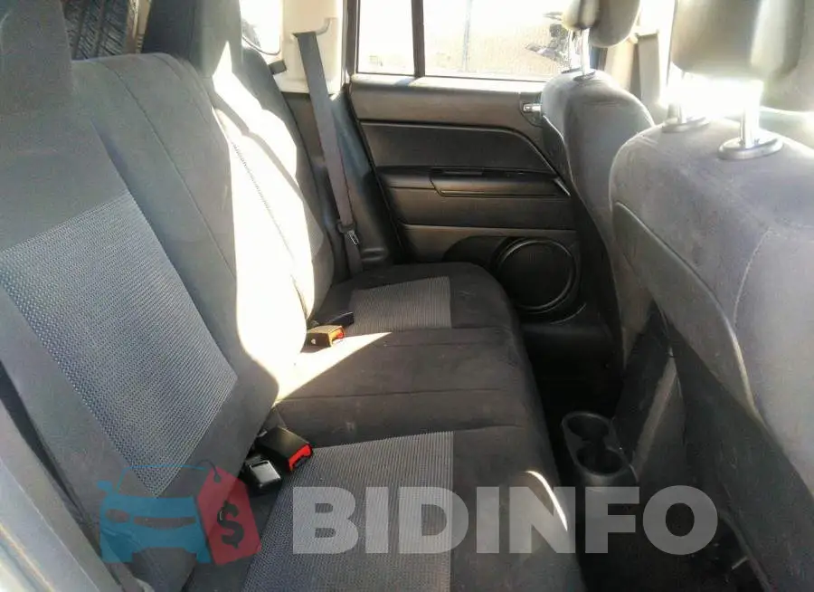 1C4NJCBAXFD226557 Photo# 8