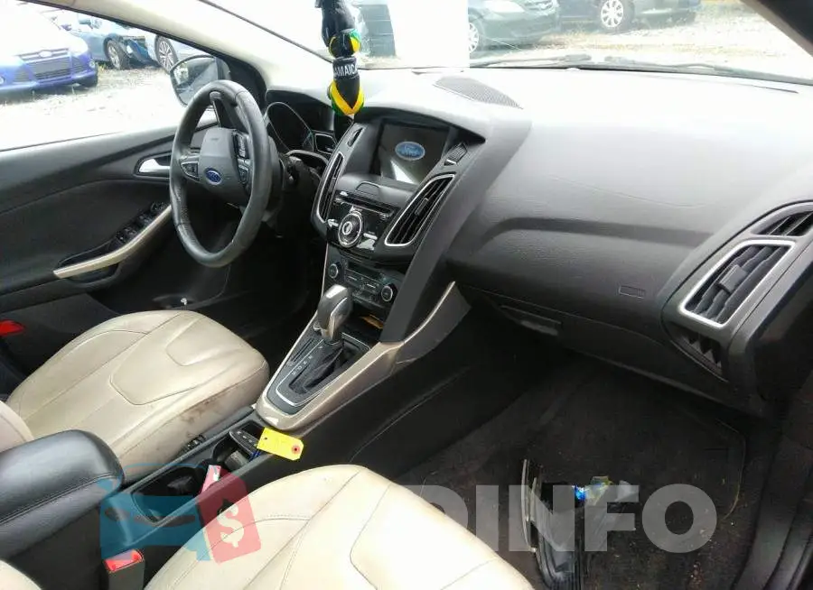 1FADP3J25GL343142 Photo# 5