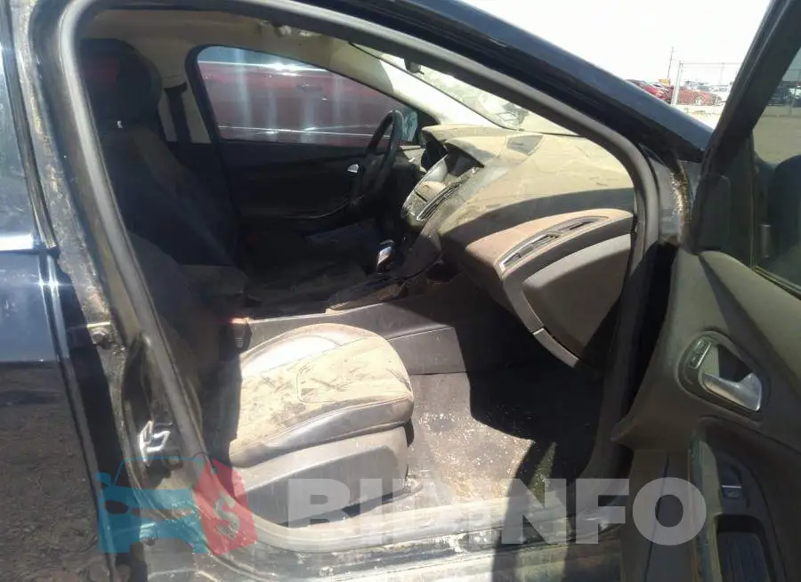 1FADP3J27JL233135 Photo# 5