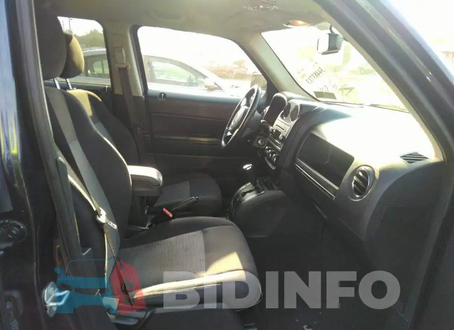 1C4NJPFB3GD527327 Photo# 5