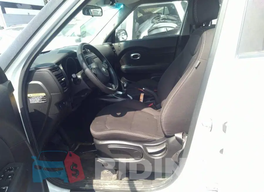 KNDJN2A28J7610934 Photo# 5