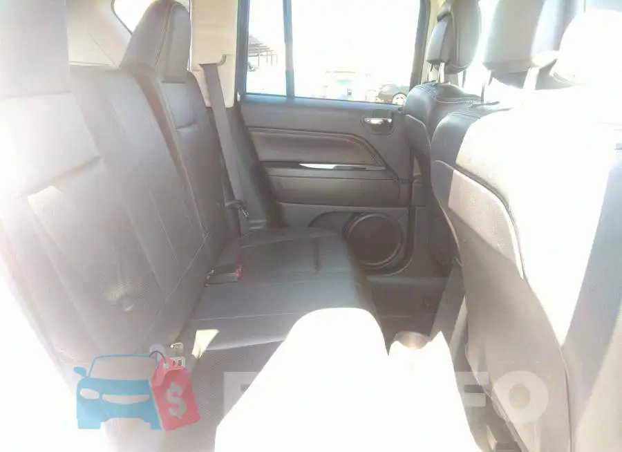 1C4NJDEBXGD768026 Photo# 8
