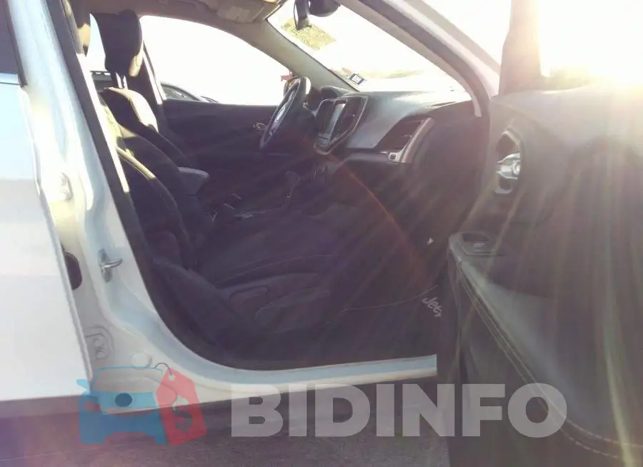 1C4PJLCB5FW689503 Photo# 5