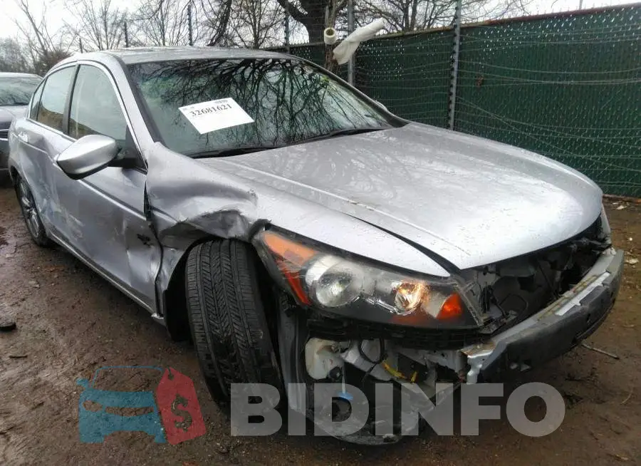 1HGCP2F83CA116164 Photo# 6