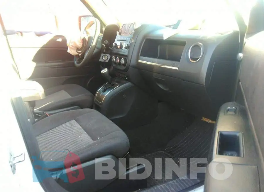 1C4NJPBB4FD361727 Photo# 5