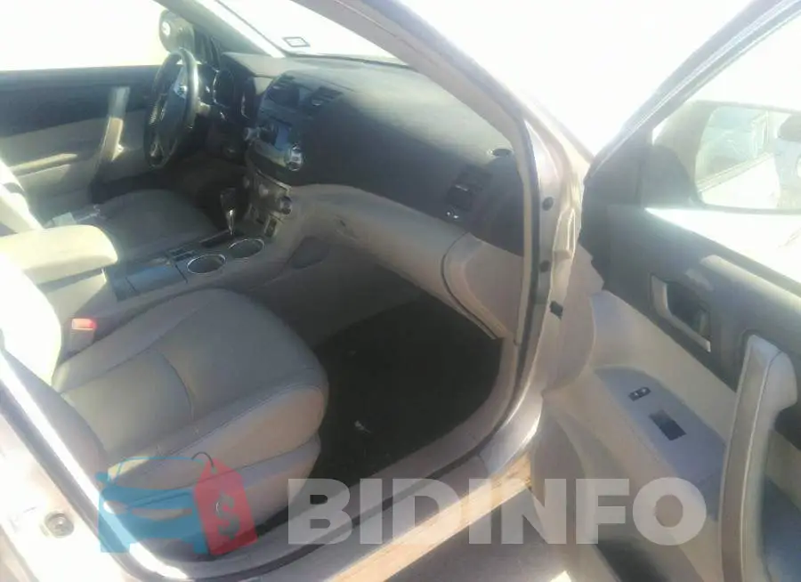 5TDBK3EH8CS125381 Photo# 5
