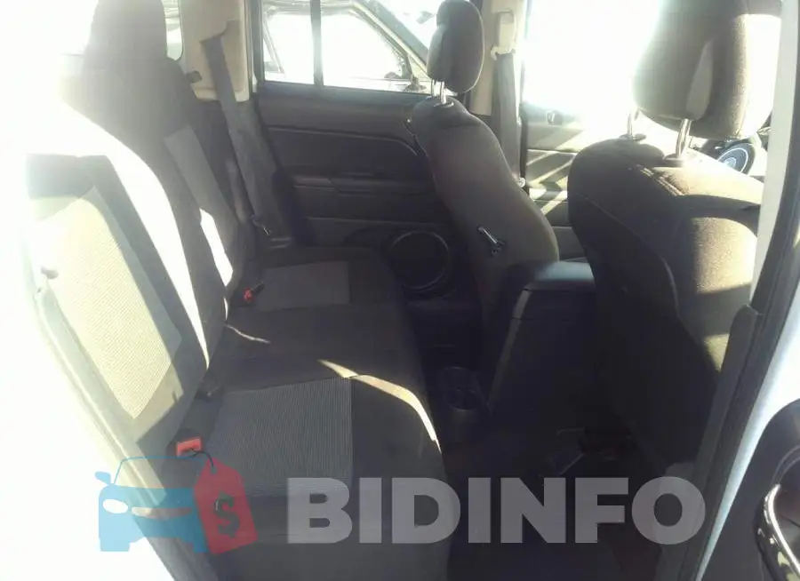 1C4NJPBB8FD250033 Photo# 8