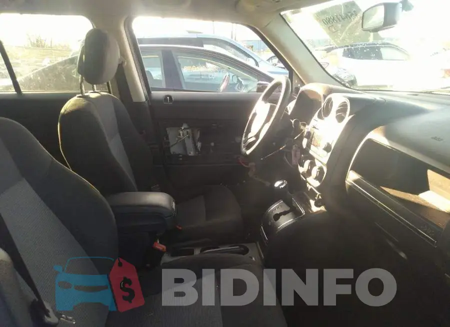 1C4NJPFB2FD437083 Photo# 5