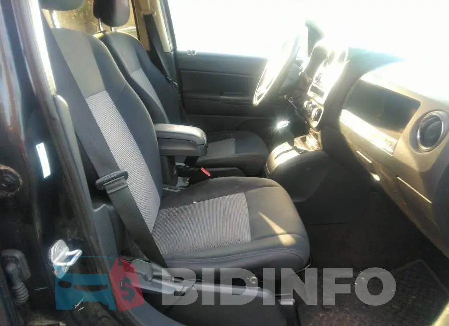 1C4NJDEB2DD280829 Photo# 5