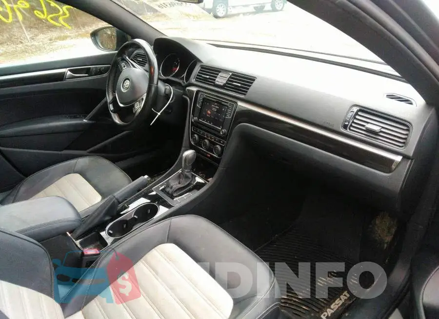 1VWJM7A30JC028243 Photo# 5