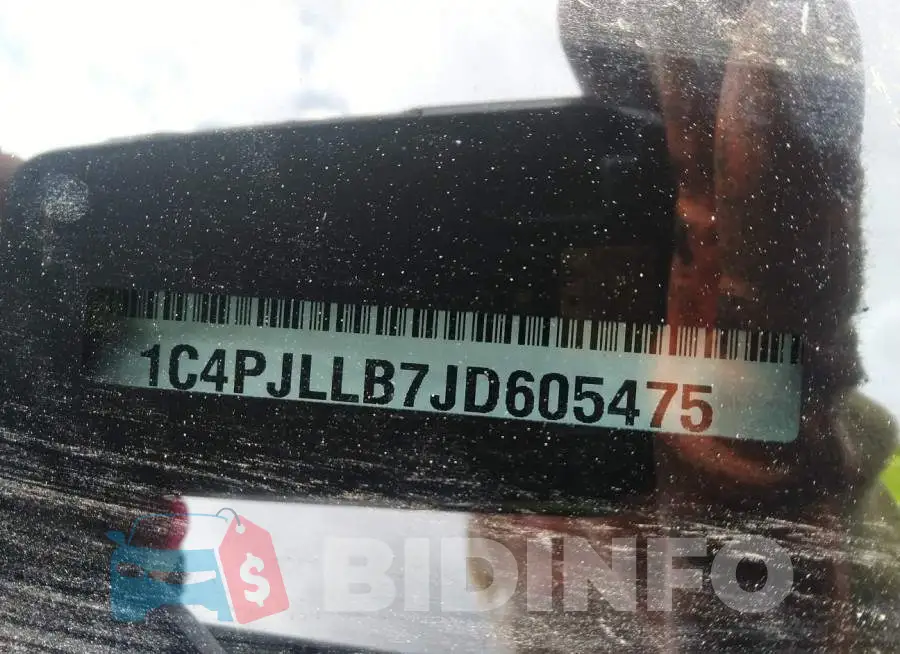 1C4PJLLB7JD605475 Photo# 9