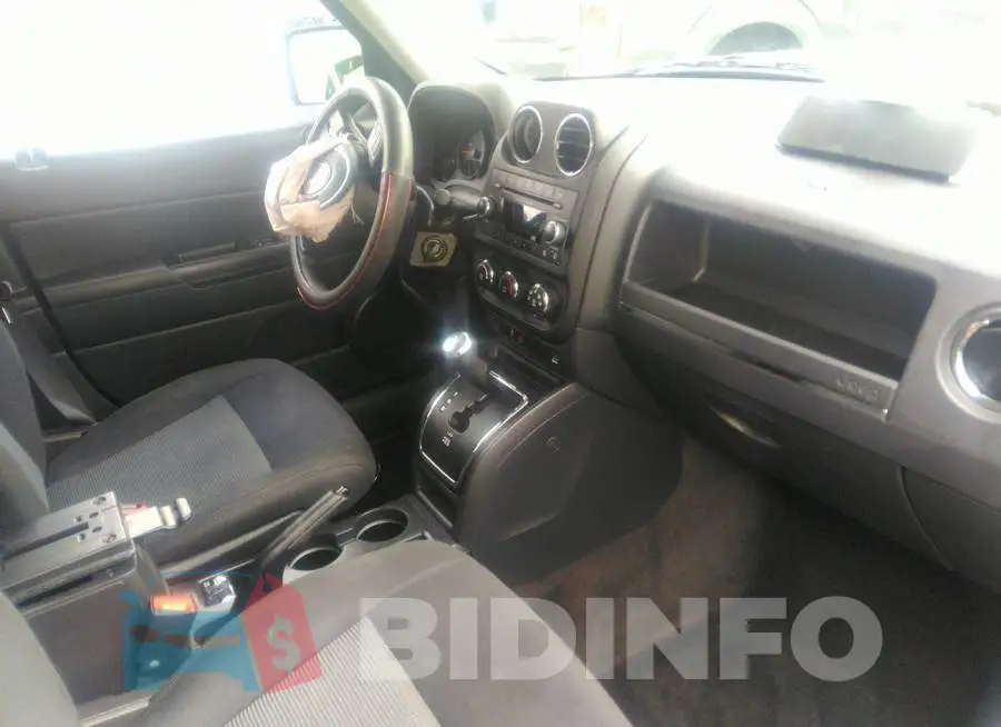1C4NJRBB1FD331936 Photo# 5