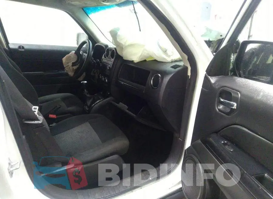 1C4NJPBB7GD643183 Photo# 5